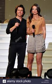 Le fils de père thomas mapother iii et mère mary lee pfeiffer south est comédien, anno 2021 célèbre pour jerry. Tom Cruise Und Katie Holmes Bei Oprah Zu Uberraschen Einen Spektakularen Abschied Im United Center In Chicago Chicago Illinois Stockfotografie Alamy