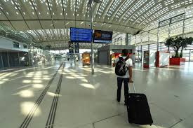 Réalisation d'une gare de 6 000 m2 elle propose une grande halle d'une hauteur moyenne de 11 m dont la couverture se déploie bien au‐delà des limites de la. Montpellier Comment La Nouvelle Gare Tgv Est Devenue Le Cauchemar Des Voyageurs