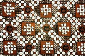 Namun, seperti seni rupa pada umumnya, karya seni nusantara ini juga bisa dibagi menjadi 2 kelompok besar, yaitu : Seni Batik Senirupa2016