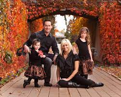Family Portrait With A Good Looking Background Fall Family Pictures Autumn Family Photography Family Photographer