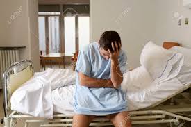 Contextual translation of krankenhausbett from german into french. Jungen Verzweifelten Mann Im Krankenhaus Bett Sitzt Allein Traurig Und Depression Am Boden Zerstort Leiden Fur Schwere Krankheit An Der Klinik Zu Weinen Diagnostizieren Besorgt Fuhlen Und In Angst Um Die Gesundheit Lizenzfreie