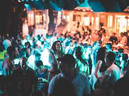 Συνεχίζονται τα ξέφρενα πάρτι στη μύκονο. Super Paradise