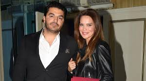 Haz tus compras en línea y consigue fabulosos descuentos. Ugur Akkus Kimdir Ebru Salli Nin Esi Ugur Akkus Kac Yasinda Ve Meslegi Nedir Magazin Haberleri