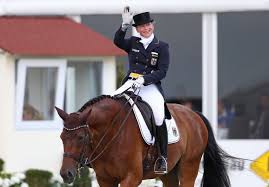 Sie ist in den einzelwettbewerben einfache olympiasiegerin, dreifache weltmeisterin, fünffache europameisterin. Dressurreiterin Isabell Werth Der Hut Des Doktors