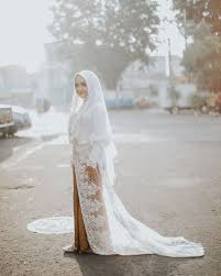 Warna hijab, kebaya, dan selopnya senada putih. 11 Ide Kebaya Hijab Nuansa Putih Untuk Momen Akad Demi Ayu Paripurna Di Hari Istimewa