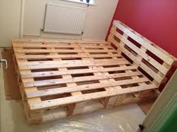 Die gründe liegen auf der hand: 45 Bett Aus Paletten Ideen Bett Aus Paletten Bett Selber Bauen Bett