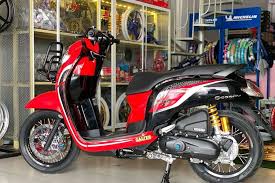 Kumpulan gambar tentang scoopy road race kawahara, klik untuk melihat koleksi gambar lain di kibrispdr.org. Modifikasi Honda Scoopy Pakai Pelek Jari Jari Ring 14 Makin Sporty Berkaki Jenjang Gridoto Com