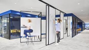 Oficinas Caixabank En Barcelona Luz Y Color Diariodesign Com Diseno De Espacio De Oficina Interiores De Oficina Interior De Oficina