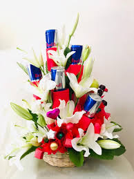 Have You Ever Seen More Gorgeous Bouquet Than This This Hamper Is Featured With Oriental Lil Rose Flower Arrangements Flower Wallpaper Flower Arrangements