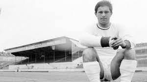 1 seu diferencial era a sua explosão e velocidade de movimentos em pequenos espaços e seu chute potente e preciso. Sportmob Gerd Muller Biography