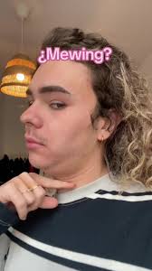 ¿Mewing? Gracias al mejor doctor de masculinazion facial de españa @Dr  Richard Rocha @Soyclinicaestetica . #mewing #marcacionmandibular  #mentoplastia #masculinizacionfacial