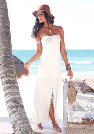 Retrouvez des robes aux nombreux styles, matières, coloris et coupes différentes pour que chacun trouve la robe ou la tunique idéale pour briller été comme hiver. 1001 Modeles Inspirants De La Robe De Plage Longue