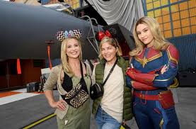 Sarah Michelle Gellar And Selma Blair Pose With Captain Marvel And Celebrate At Disneyland Resort Sarah Michelle Gellar Selma Blair Captain Marvel