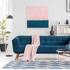 Açık gri tonlarda geniş desenli halılar en çok rabet görenler arasında. Sxsfrjbpy2veum