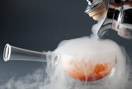 Aunque el nitrógeno no es tóxico e inerte, puede actuar como un asfixiante simple, al desplazar el oxígeno en el aire a niveles por debajo de la requerida para sustentar la vida. Cocinando Con Nitrogeno Liquido Cocina Molecular Que Te Deja Helad Una Biologa En La Cocina