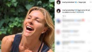 E se in pancia hai le farfalle, falle volare, libere, nel vento scrive la modella romagnola a margine di una foto pubblicata su instagram. Martina Colombari Celebrates Her 44 Years And Enchants On Instagram