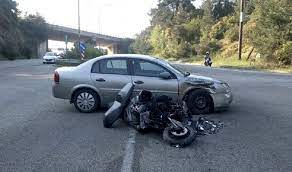 En whether or not the most recent accident at work was a road traffic accident. Troxaio Sthn Kabala Traymatisthke Dikyklisths Fwto