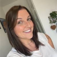 Justine Clements's Instagram, Twitter & Facebook