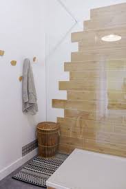 Skea Designer Www Skeadesigner Com Une Salle De Douche Dans Les Tons De Bois Clair Et Bois Car Salle De Douche Renovation Salle De Bain Idee Salle De Bain