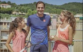 2 and no.1 tennis players, are arch rivals on the courts, but friends outside of the courts. Federer Dalle Finali A Finale Lo Spot E Fantastico Tennis Circus