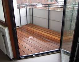 Die richtige wahl der hölzer und das anlegen einer speziellen unterkonstruktion ist entscheidend für die langlebigkeit ihrer holzterrasse. Ratgeber Die Hohe Der Terrasse Des Balkons An Die Fussbodenhohe Im Wohnbereich Fur Rollator Und Rollstuhlnutzer Anpassen Online Wohn Beratung De