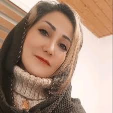 نام اثر: موفقیت و فتح تپه‌ها . چی بیشتر از این تورم و افزایش قیمت‌ها من رو  می‌سوزونه؟ این که خودشون از عملکردشون دفاع می‌کنن و میگن دستاورد داشتیم؛  حالا کنارش یه