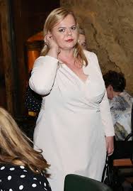 She is an actress, known for ene bene (2000), výlet (2002) and pension pro svobodné pány (1968). Vsechny Tri Zase Pohromade Iva Janzurova Se Po Delsi Dobe Ukazala Po Boku Svych Dcer Super Cz