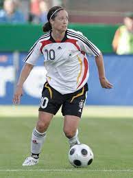 Folgende 16 fußballorganisationen gehören zu den preisträgern: Meilensteine In Der Karriere Von Renate Lingor Dfb Deutscher Fussball Bund E V