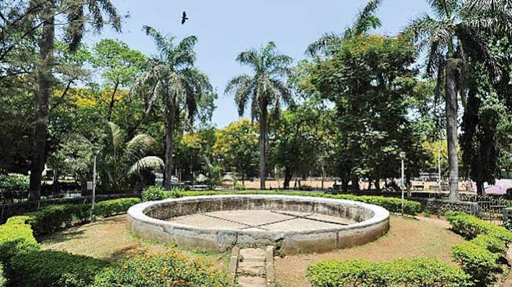 Horniman Circle Gardens, Mumbai ---- The Horniman Circle Gardens is a large park in South Mumbai, Maharashtra, India, which encompasses an area of 1.01 hectares (2.5 acres). It is situated in the