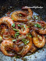 Besarkan api, lalu tambahkan telur dan bawang merah ke dalam wajan. Sambal Udang Goreng Cili Padi Pedas Menyengit