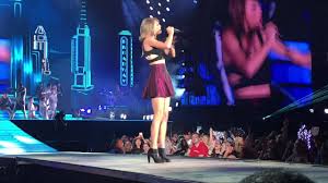 Lei stessa si è identificata come una cantante country fino al 2014. Taylor Swift New Romantics Live Nj 7 11 15 Youtube