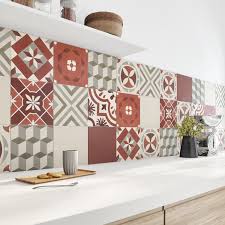 Decorez Les Murs De La Cuisine Avec Un Carrelage Effet Carreaux De Ciment Rouge Et Beige Deco Cuisine Rouge Carreaux De Ciment Mural Carreau De Ciment