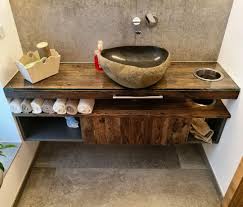 Waschtisch In Altholz Mit Gehackter Oberflache Bathroom Badezimmer Waschbecken Waschtisch Badmobel Bathroomdesign Bade Badezimmer Waschtisch Holzdesign