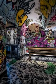 Banksy, personnage mythique de la scène graffiti, illustre artiste revendicateur, aucun fait social ne sait lui résister tant il est incisif et décoiffant dans son art. Banksy Artwork Makes Debut At Palms In Las Vegas