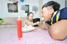 Bambino Anni Cheng Cheng Rosicchia Una Bottiglia Birra Una Festa — Foto  stock editoriale di © ChinaImages #241519952