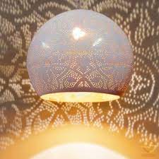 hoogglans wit van de buitenkant en een warme vintage gouden kleur aan de binnenkant heeft deze trendy filigrain hanglamp de l lampen marokkaanse lamp hanglamp