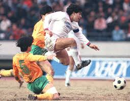 El apoyo abierto de diego armando maradona al gobierno del presidente venezolano nicolás maduro encontró una resistencia inesperada en la figura de mario alberto kempes. A God Young Diego Maradona Left Lasting Impact On Japanese Soccer The Japan Times