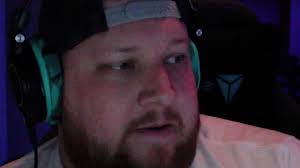 Dillon Wells (@apexlui) 正在直播- TikTok 直播