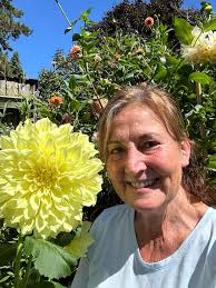 Very late flowering this year but what a beauty. It's a 10 footer! Any  taller ones around?