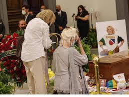 Find the perfect loretta goggi stock photos and editorial news pictures from getty images. Renato Zero Fiorello And Loretta Goggi In The Crowd In Campidoglio Corriere It World Today News
