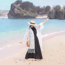 Lalu, apa sajakah ootd hijab ala selebgram terbaru yang bisa menjadi salah satu penunjang gaya fashion hijabmu? Inspiring Hijab Outfit To The Most Instagramable Beach Nusa Daily
