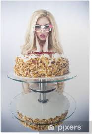 Let's eat cake is the lifestyle site for millennial women. Poster Schone Blonde Frau Mit Einem Kuchen Susse Sexy Dame Mit Brille Pixers Wir Leben Um Zu Verandern