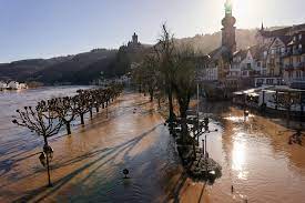 Aufgrund der aktuellen katastrophenlage und des steigenden hochwassers ist davon auszugehen, dass die zugänge zum kreishaus unter wasser stehen und somit die. Bildergalerie Unglaubliche Fotos Vom Hochwasser An Rhein Und Mosel Wetter De
