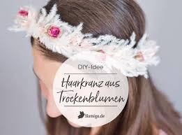 Die meist verwendeten kombinationen von zöpfen, die wir heute benutzen, stammen aus diesen zeiten. Haarkranz Aus Trockenblumen Selber Machen Flower Crown Diy Blumigo