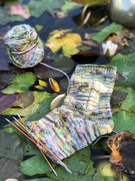 Das sockenlinelineal ist ein innovatives messwerkzeug für sockenstricker, das es der socke ermöglicht, flach zu liegen und genaue messungen zu gewährleisten. Socktober 2020 Tanja Steinbach