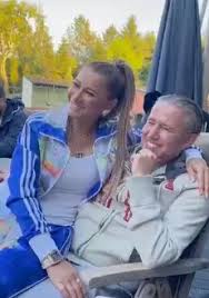 Sunt căsătoriți de 12 ani, dar se comportă de parcă povestea de dragoste ar fi. Azifhc9yoqnhfm