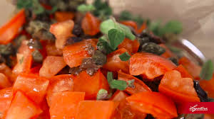 Quando l'acqua ha raggiunto il bollore, immergetevi più volte i tentacoli del polpo fino a quando non si saranno arricciati. Simone Rugiati E La Pentola A Pressione Insalata Di Polpo Alla Messinese Youtube