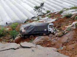One thing for sure, you need to be quite skilful and experience to drive around cameron highlands. The Star On Twitter Landslide At Km44 Jalan Loging Pos Blau Cuts Off Cameron Highlands To Gua Musang Route Http T Co Gji2vot1og Http T Co Vox10kabzj