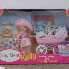 Obejmuje usługi celne i śledzenie przesyłki za granicę. Kelly Barbie 90s Online Shopping