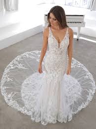 Ich bin 1.73 groß und es liegt super an und second hand brautkleid details. The Queen Unsere Brautkleider Von Enzoani Unterscheiden Sich In 3 Kategorien Die Zeitlose Eleganz Entspricht Der Luxuslinie Von Enzoani